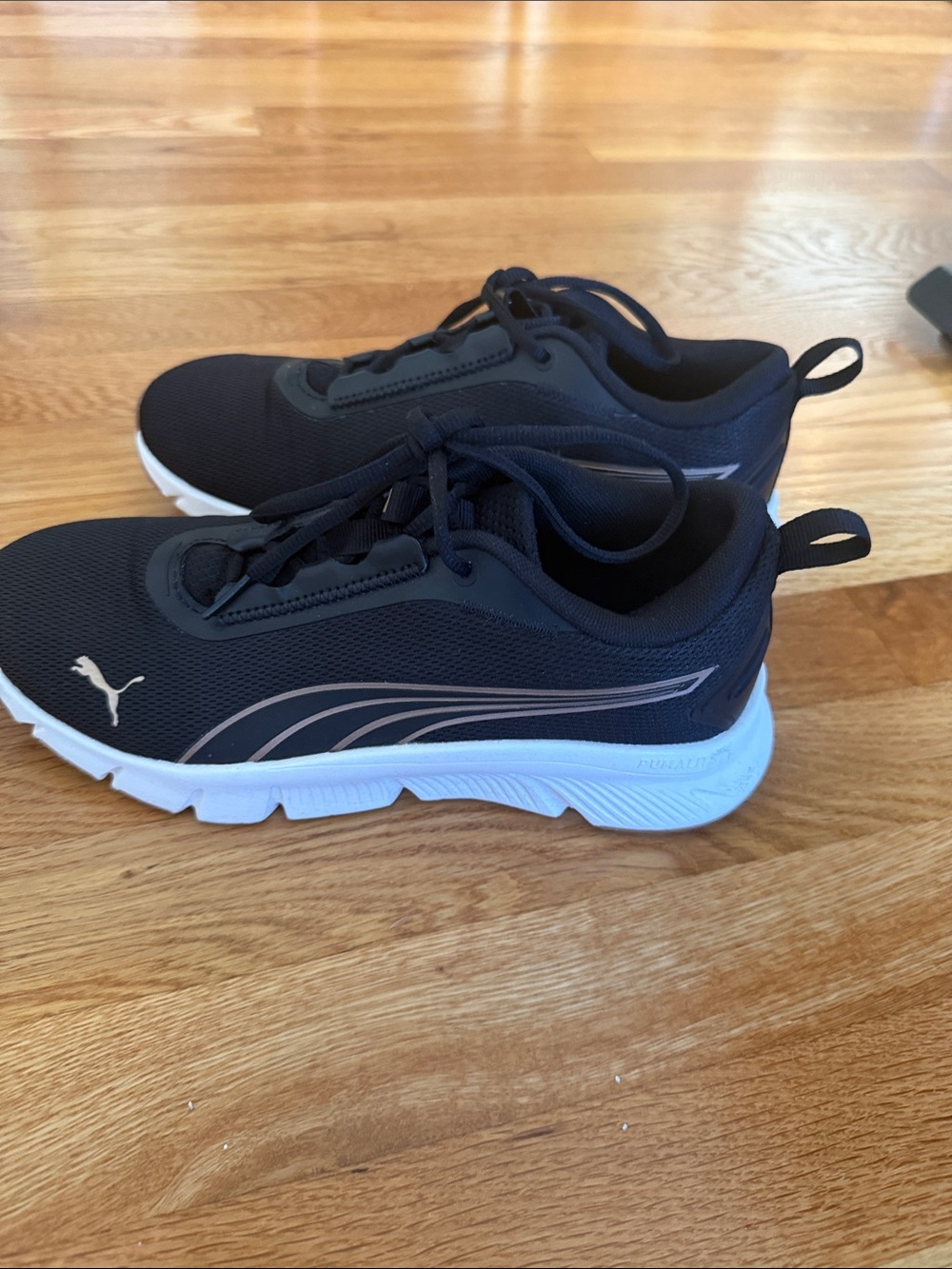 Puma women sizes 8 sneakers